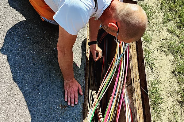 Kabelschacht mit einer Vielzahl von Speedpiperöhrchen; von hier aus werden Glasfaserkabel eingeblasen
