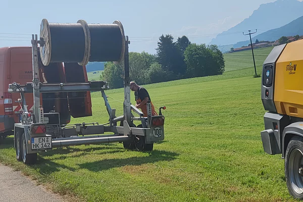 Trommeln mit Glasfaserkabeln werden für das Einblasen vorbereitet (Weiler Seeleiten)
